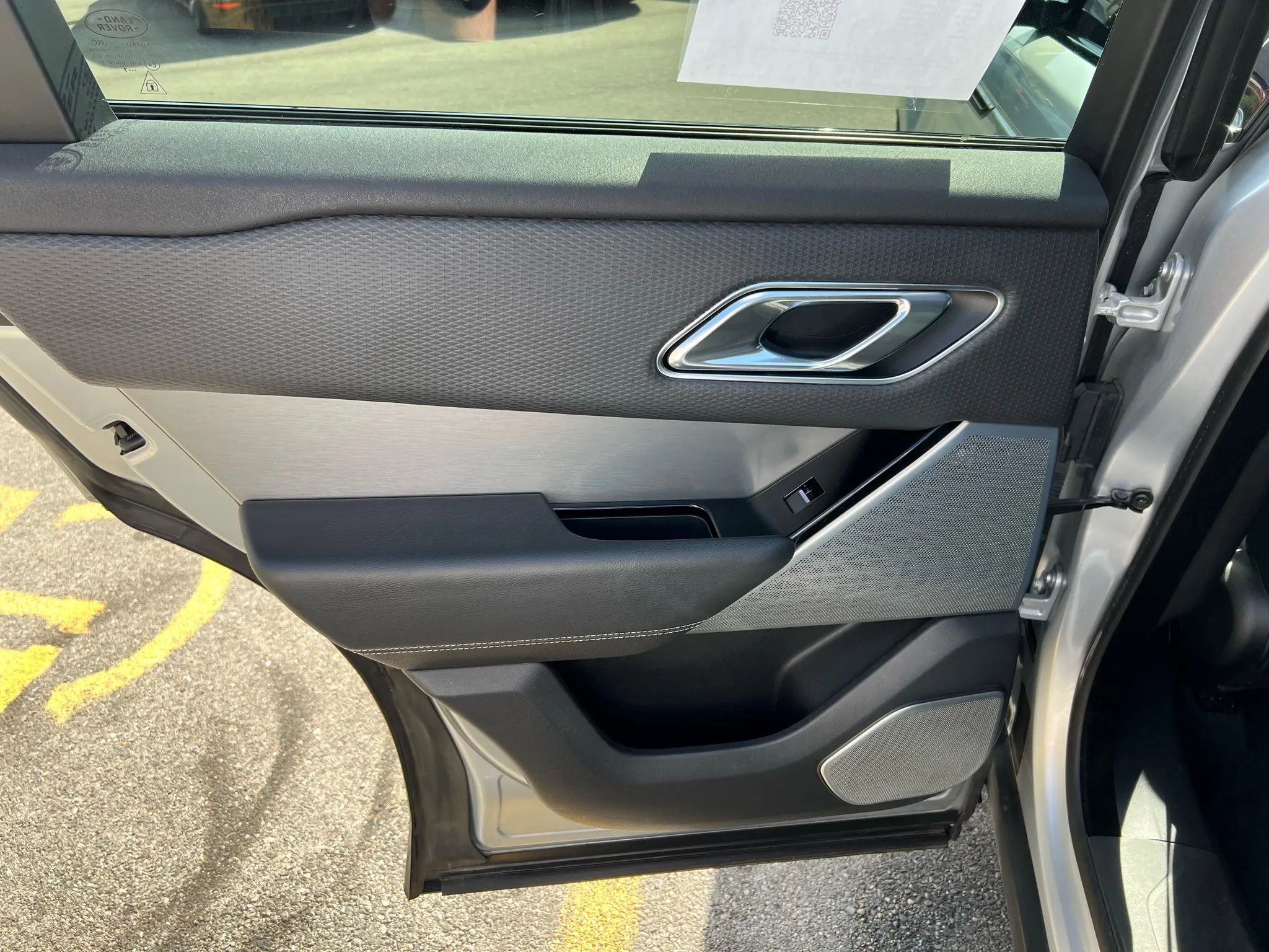 Used 2018 Land Rover Range Rover Velar R-Dynamic SE image 24