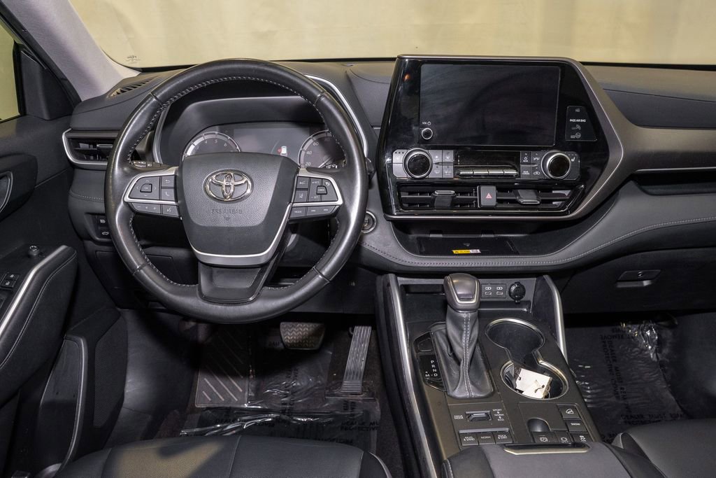 Used 2023 Toyota Highlander XLE image 2