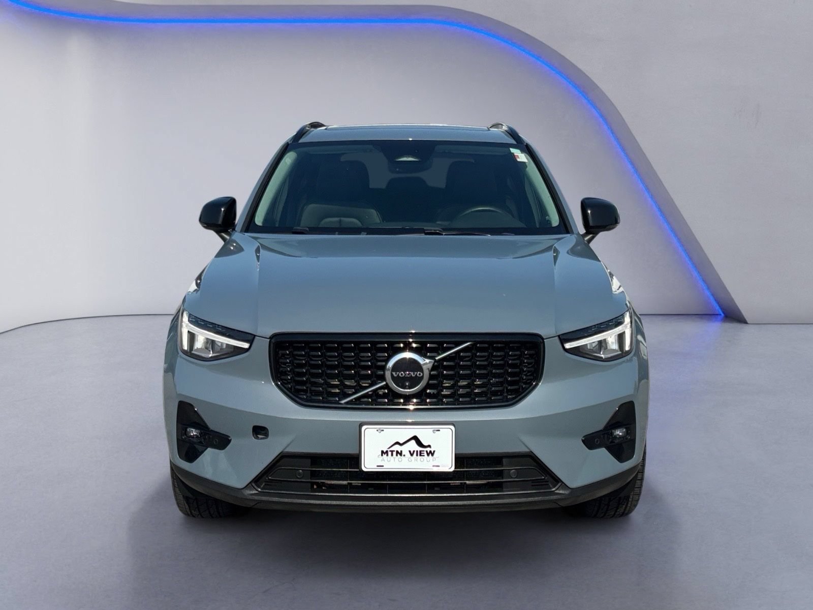 Used 2023 Volvo XC40 B4 Ultimate FWD image 7