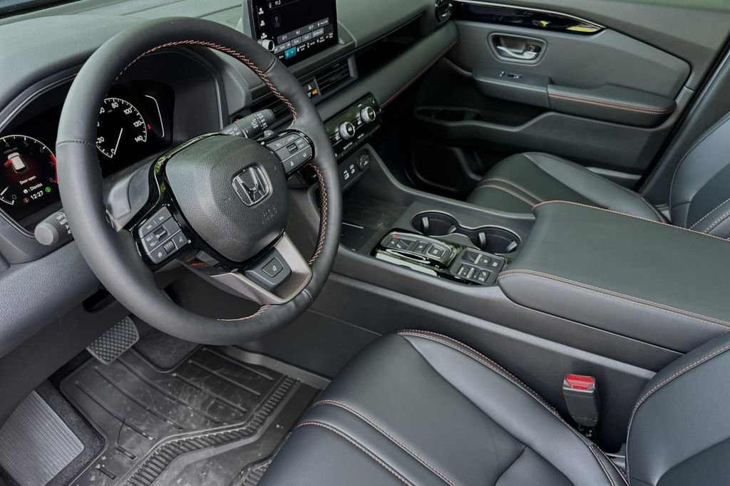 Used 2025 Honda Pilot TrailSport image 7