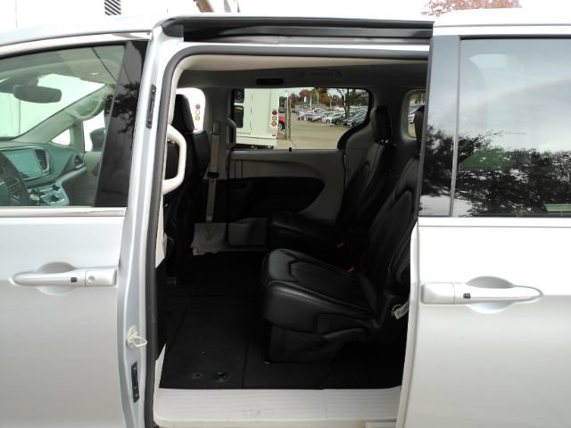 Used 2024 Chrysler Pacifica Touring-L FWD image 18