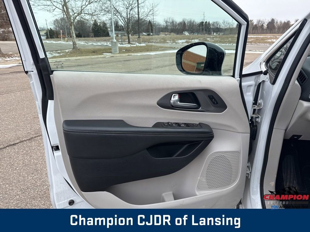 Used 2024 Chrysler Pacifica Touring-L image 22