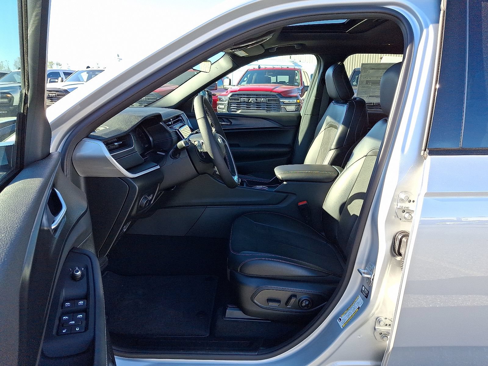 New 2025 Jeep Grand Cherokee L Altitude AWD/4WD image 8