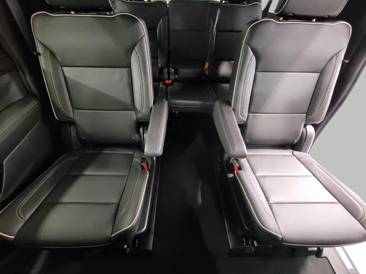 Used 2024 Chevrolet Suburban Premier AWD/4WD image 24