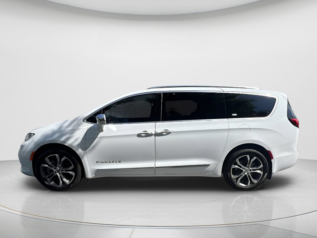 Used 2024 Chrysler Pacifica Pinnacle w/ Trailer Tow Group AWD/4WD image 8