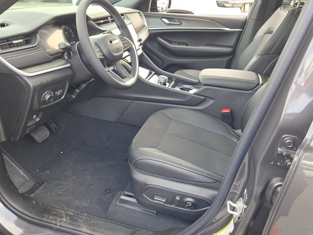New 2026 Jeep Grand Cherokee Altitude AWD/4WD image 26