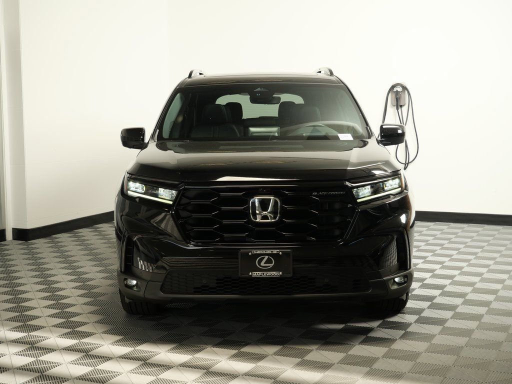 Used 2025 Honda Pilot Black Edition image 2