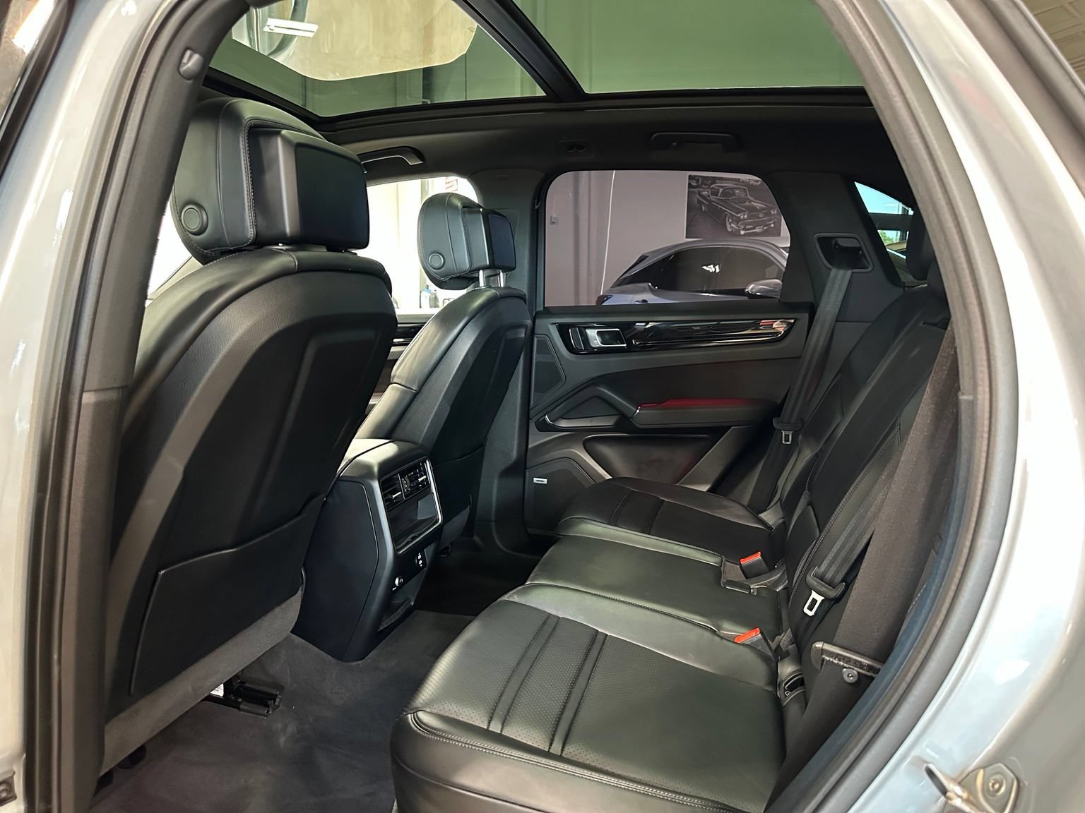 Used 2022 Porsche Cayenne Platinum Edition AWD/4WD image 33