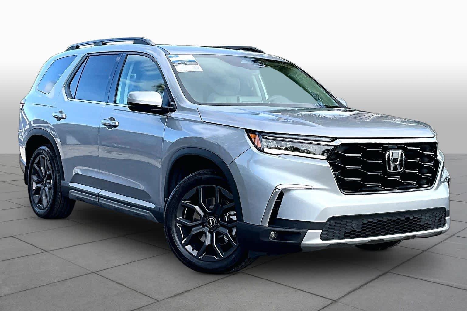 Used 2024 Honda Pilot Touring image 3