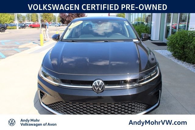 Used 2025 Volkswagen Jetta SE FWD image 2