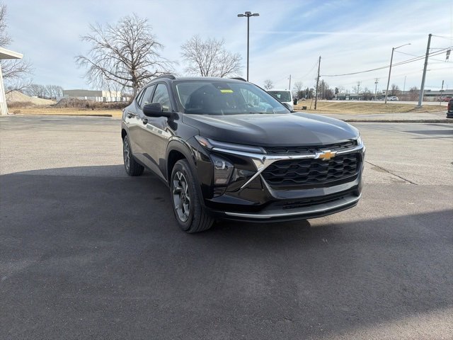 Used 2025 Chevrolet Trax LT w/ LT Convenience Package image 4