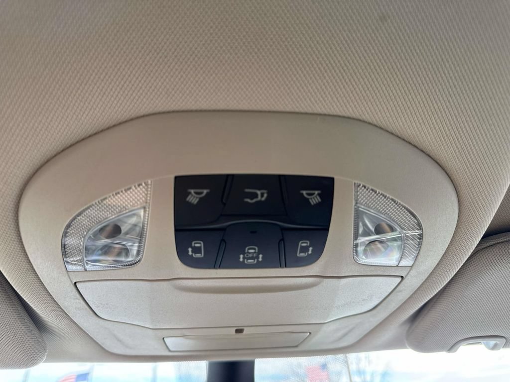 Used 2023 Chrysler Pacifica Touring-L AWD/4WD image 24
