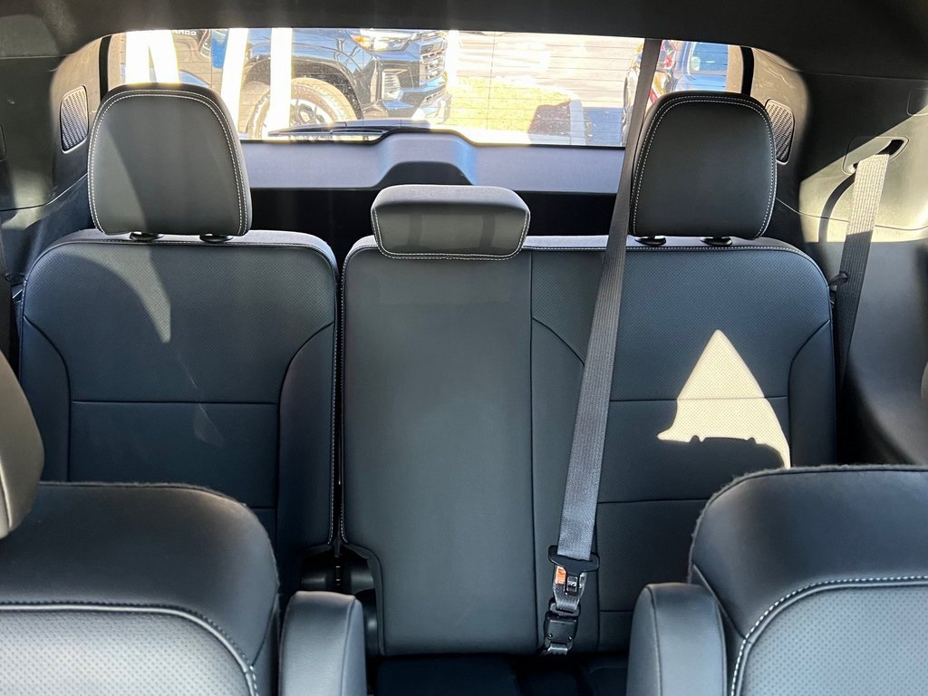 Used 2025 Chevrolet Traverse LT image 16