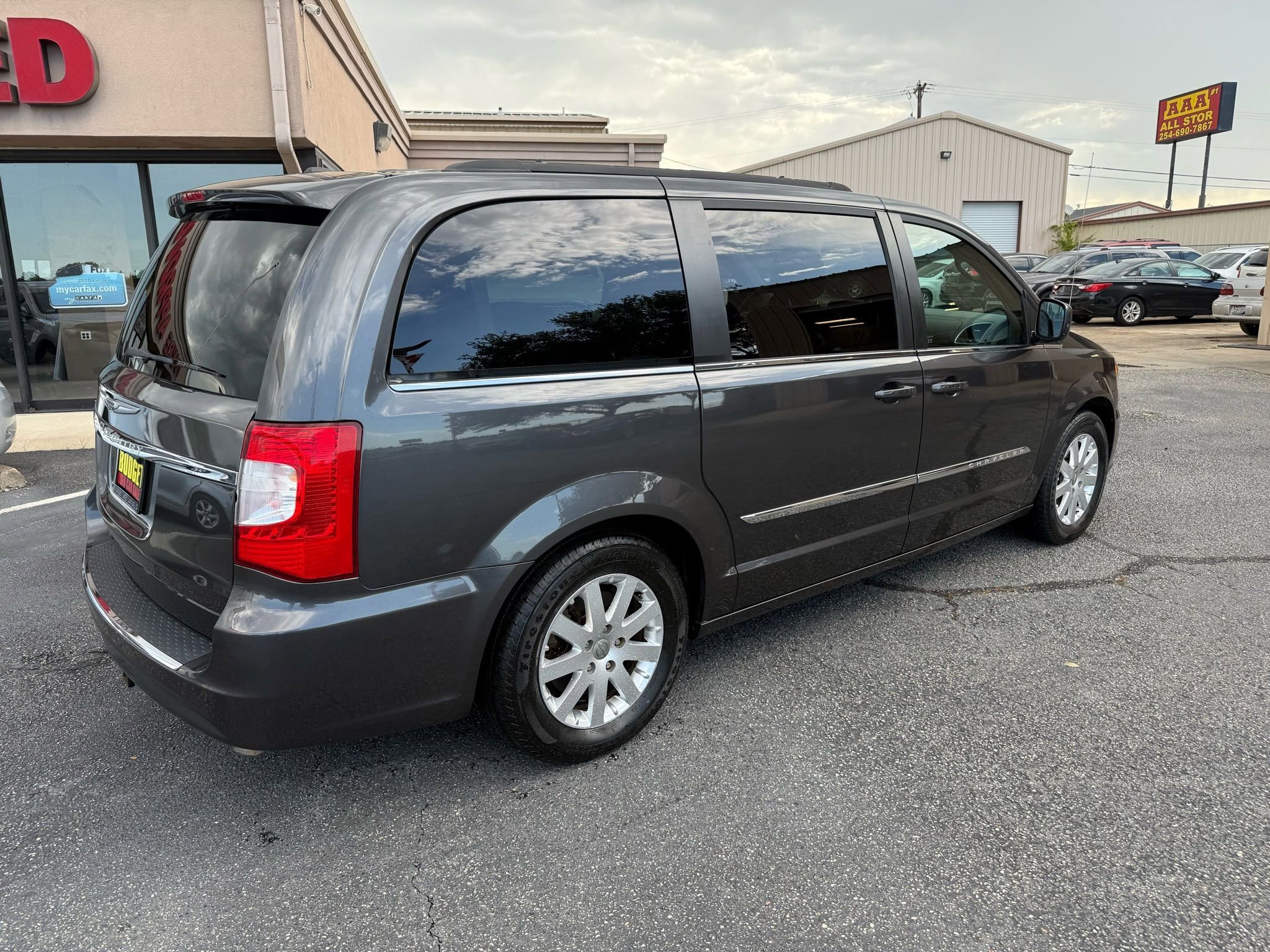 Used 2016 Chrysler Town & Country Touring image 5