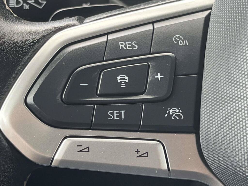Used 2025 Volkswagen Atlas Cross Sport SE FWD image 33
