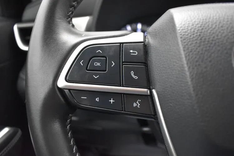 Used 2025 Toyota Highlander LE FWD image 25