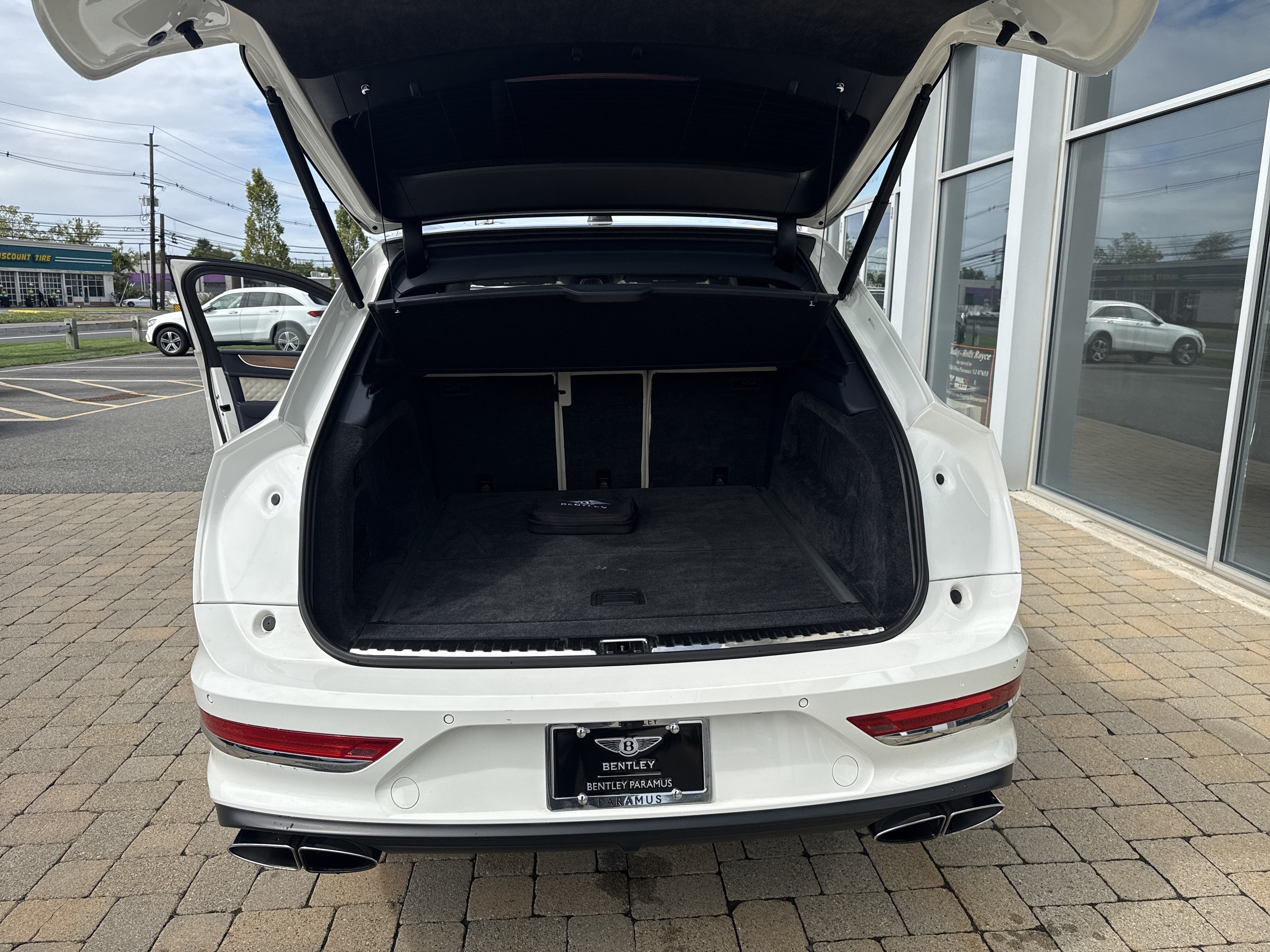 Used 2022 Bentley Bentayga AWD/4WD image 29