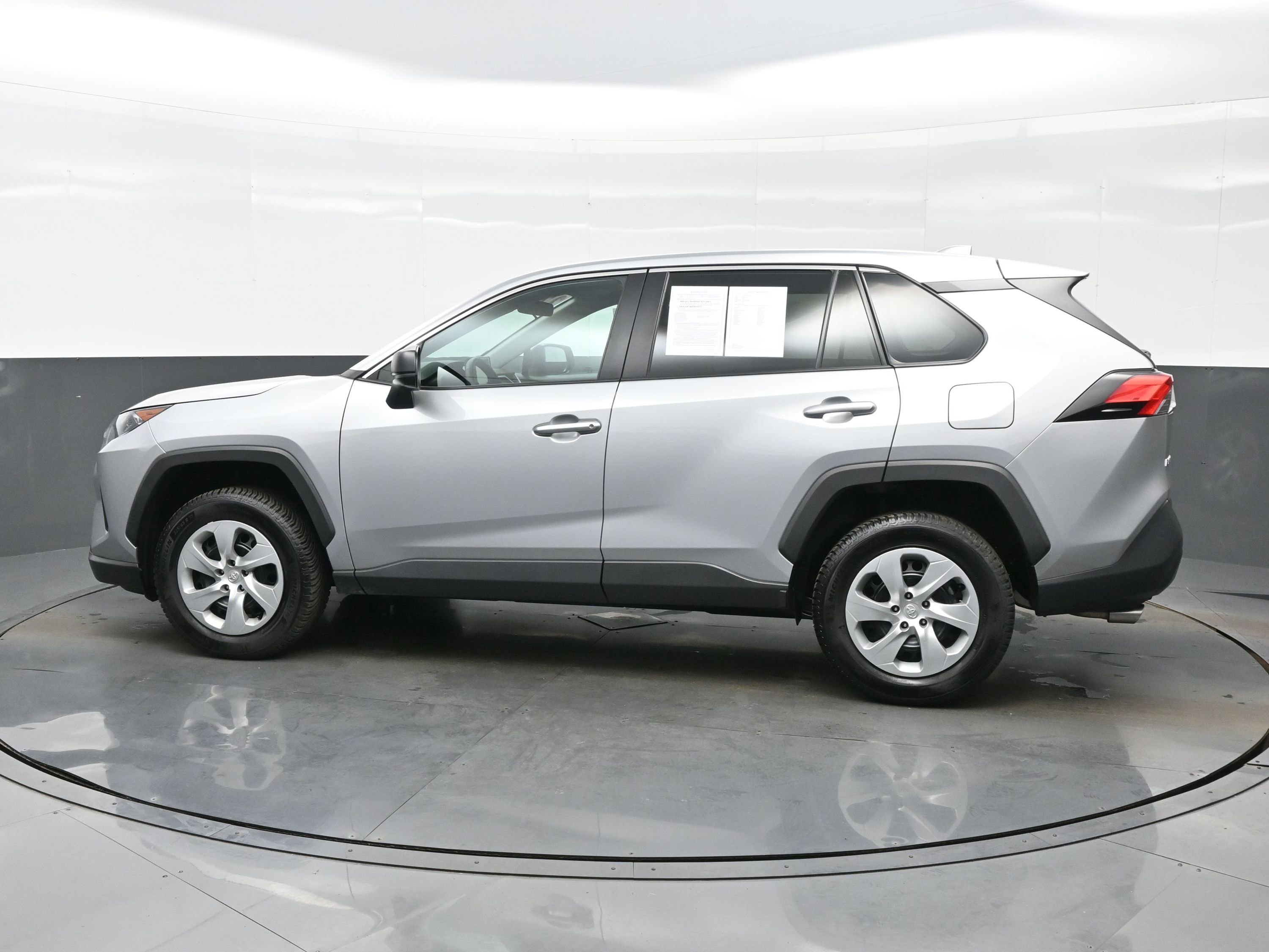 Used 2022 Toyota RAV4 LE AWD/4WD image 3