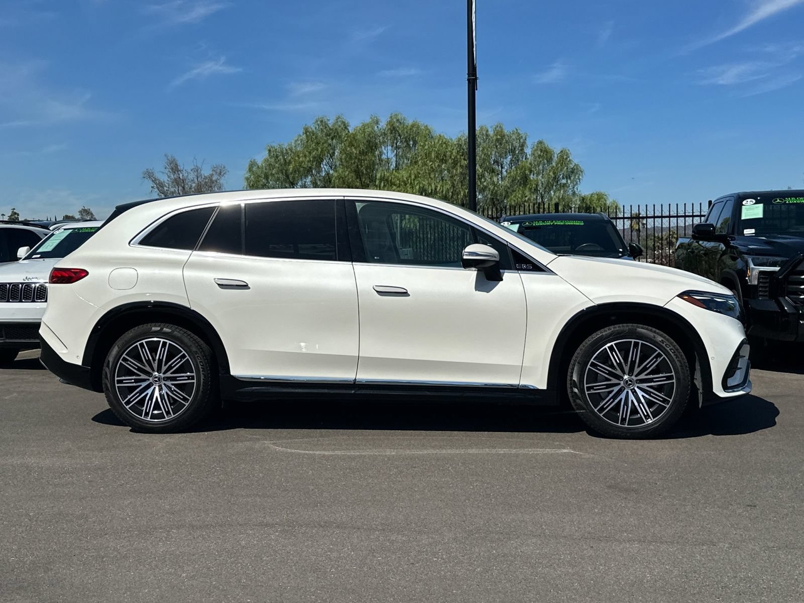 Used 2023 Mercedes-Benz EQS 580 4MATIC SUV image 2