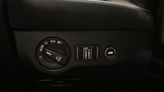 Used 2015 Dodge Challenger SRT w/ Technology Group RWD image 28