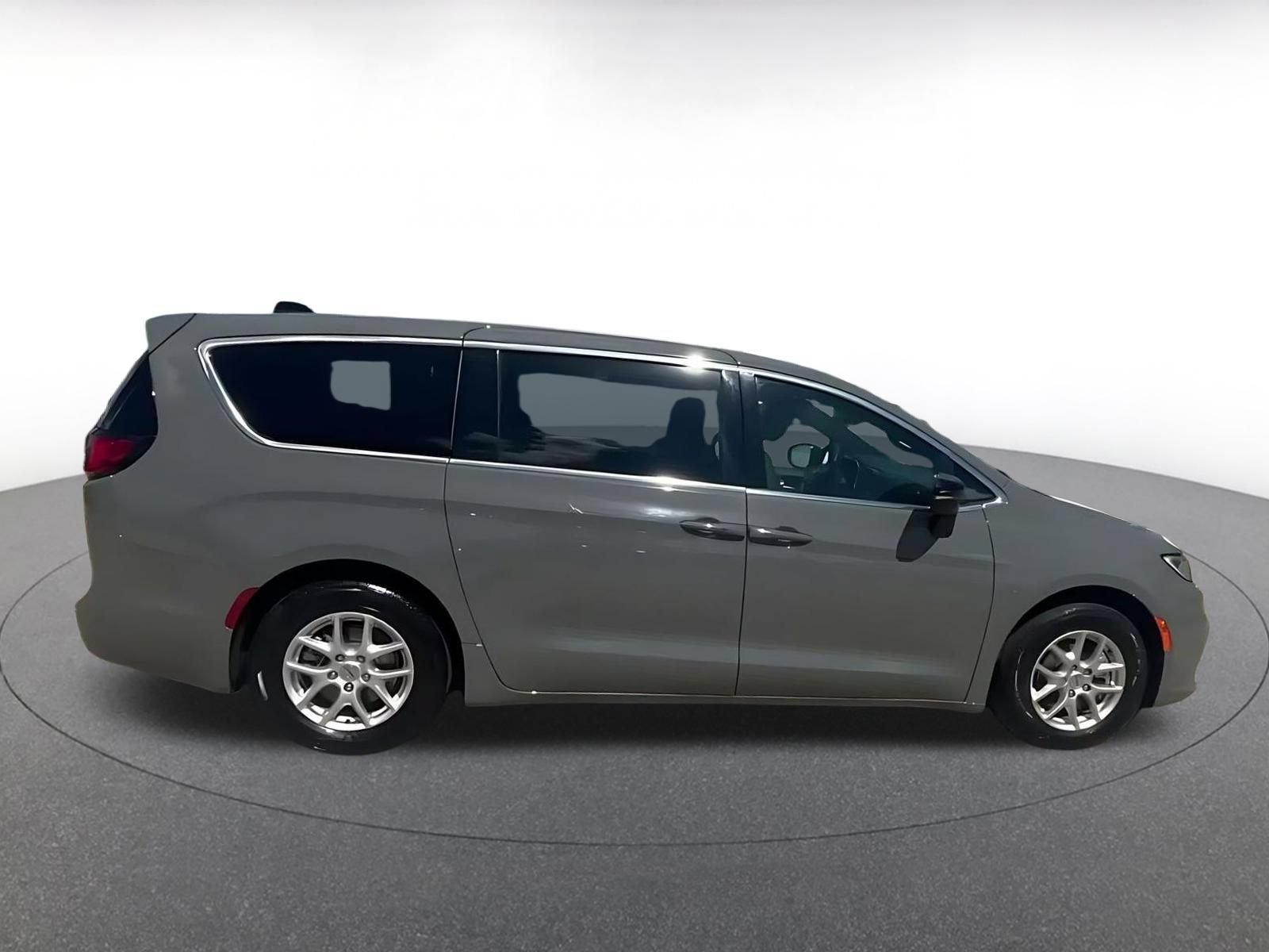 Used 2025 Chrysler Pacifica Select FWD image 14
