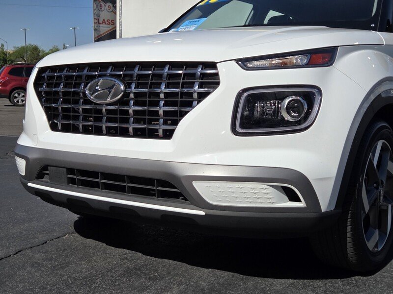 Used 2022 Hyundai Venue Limited FWD image 8