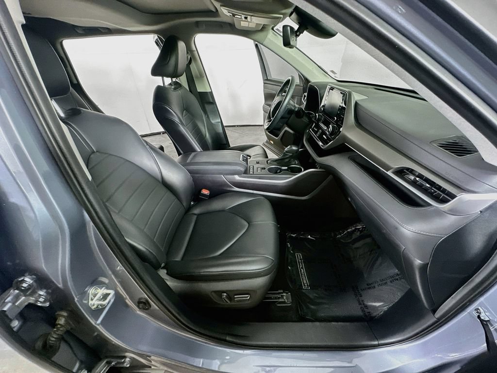 Used 2021 Toyota Highlander XLE FWD image 14