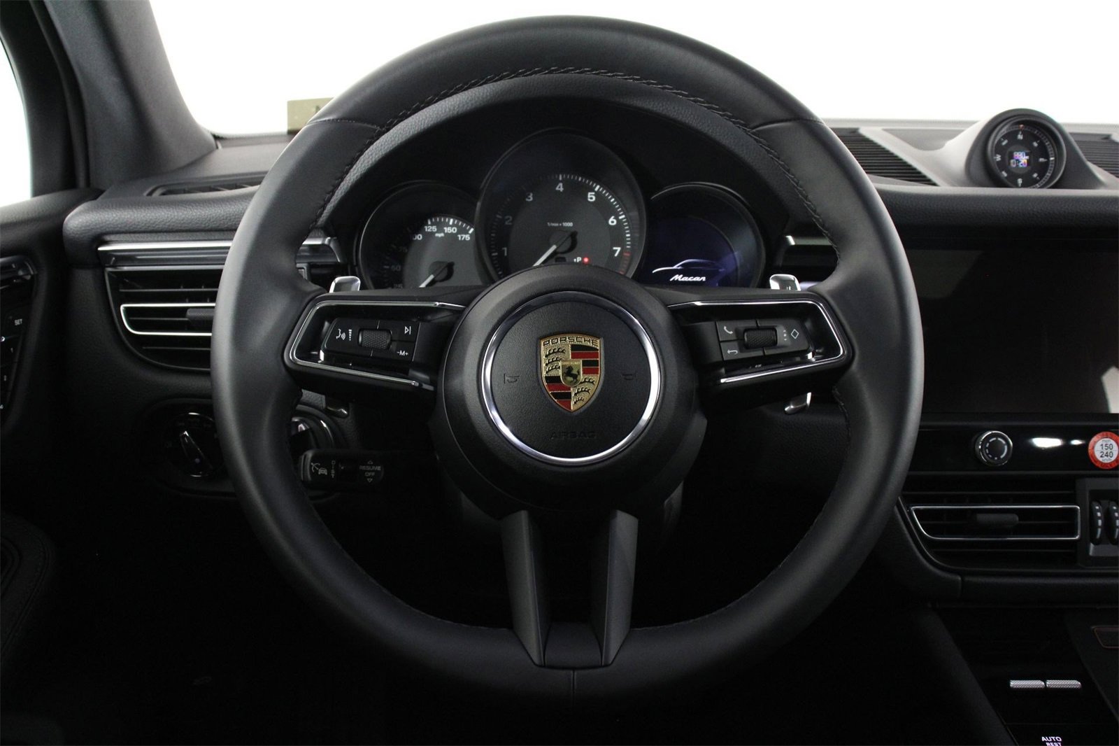 Used 2025 Porsche Macan image 12