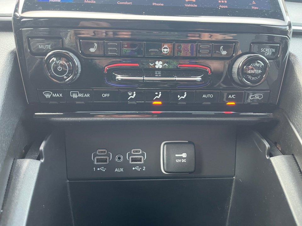 Used 2025 Jeep Grand Cherokee L Limited w/ Black Appearance Package image 18