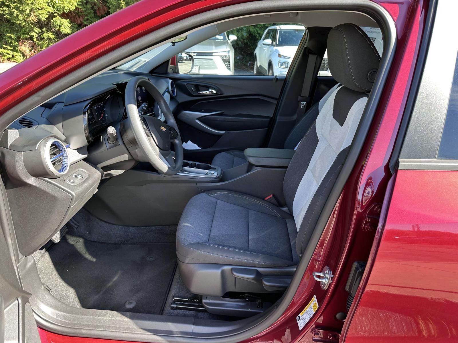 Used 2024 Chevrolet Trax LS w/ LS Convenience Package FWD image 11