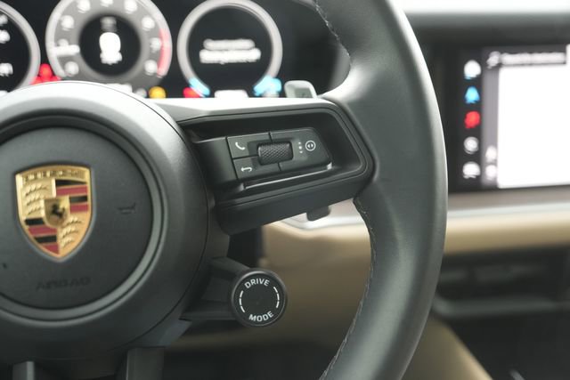 Used 2025 Porsche Cayenne Base image 24