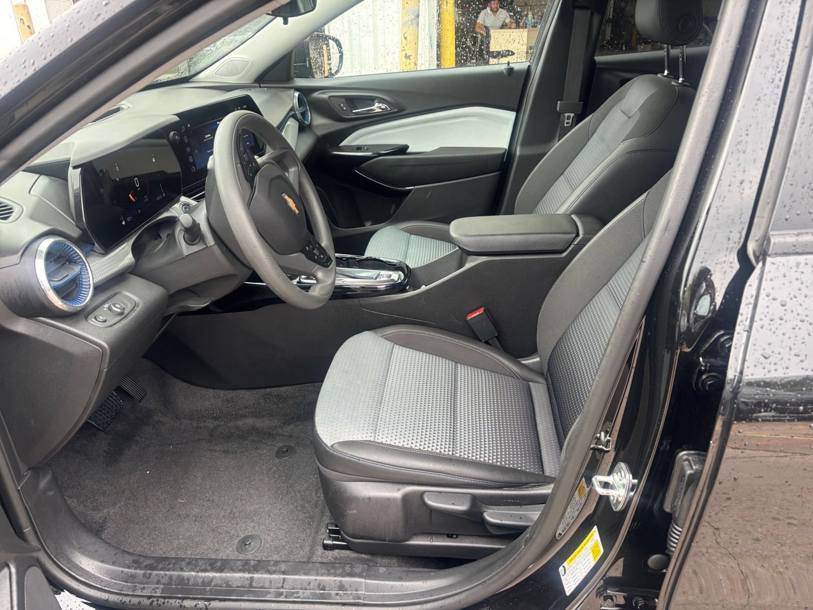 Used 2025 Chevrolet Trax LT FWD image 27