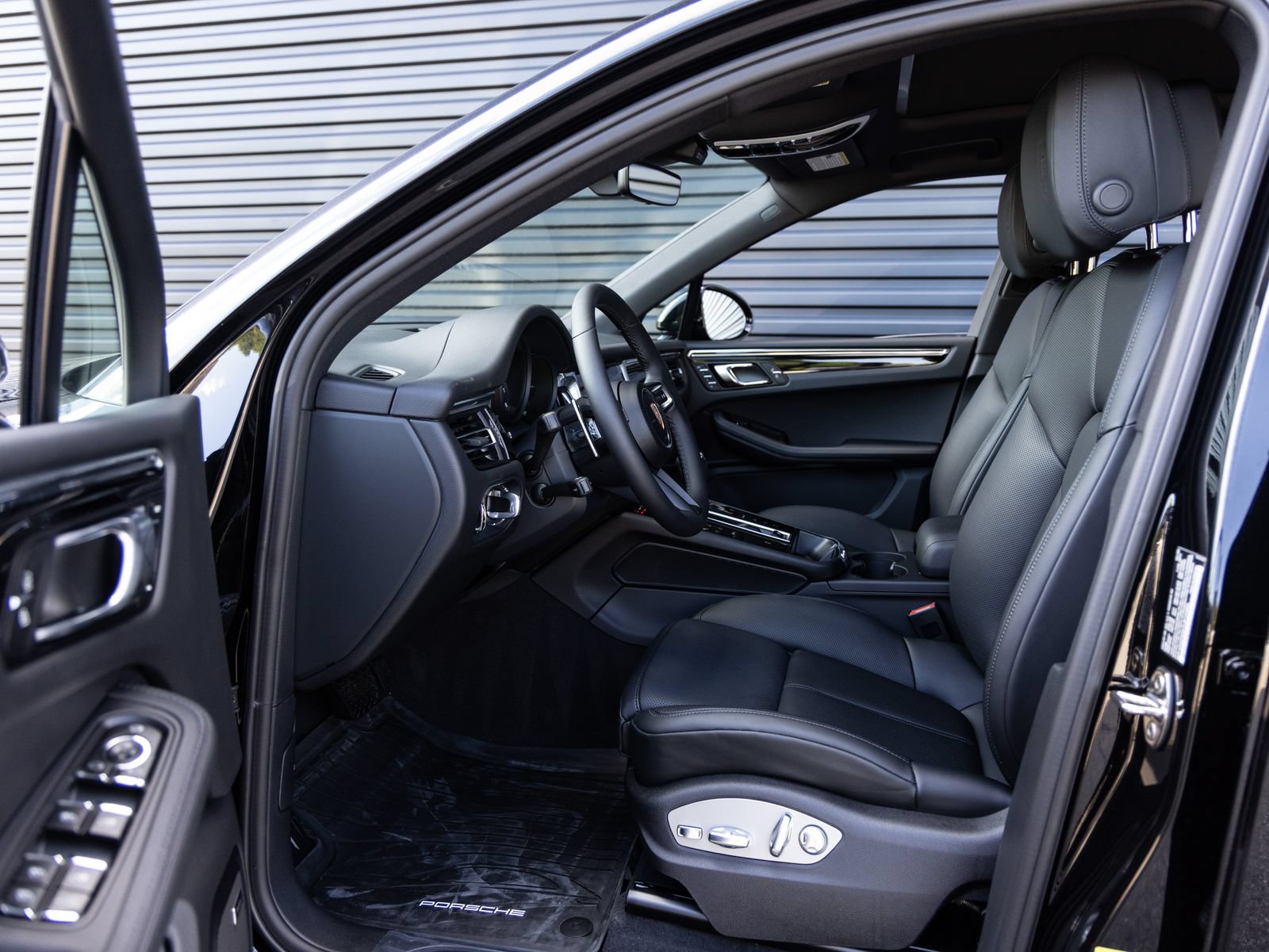 Certified 2026 Porsche Macan AWD/4WD image 22