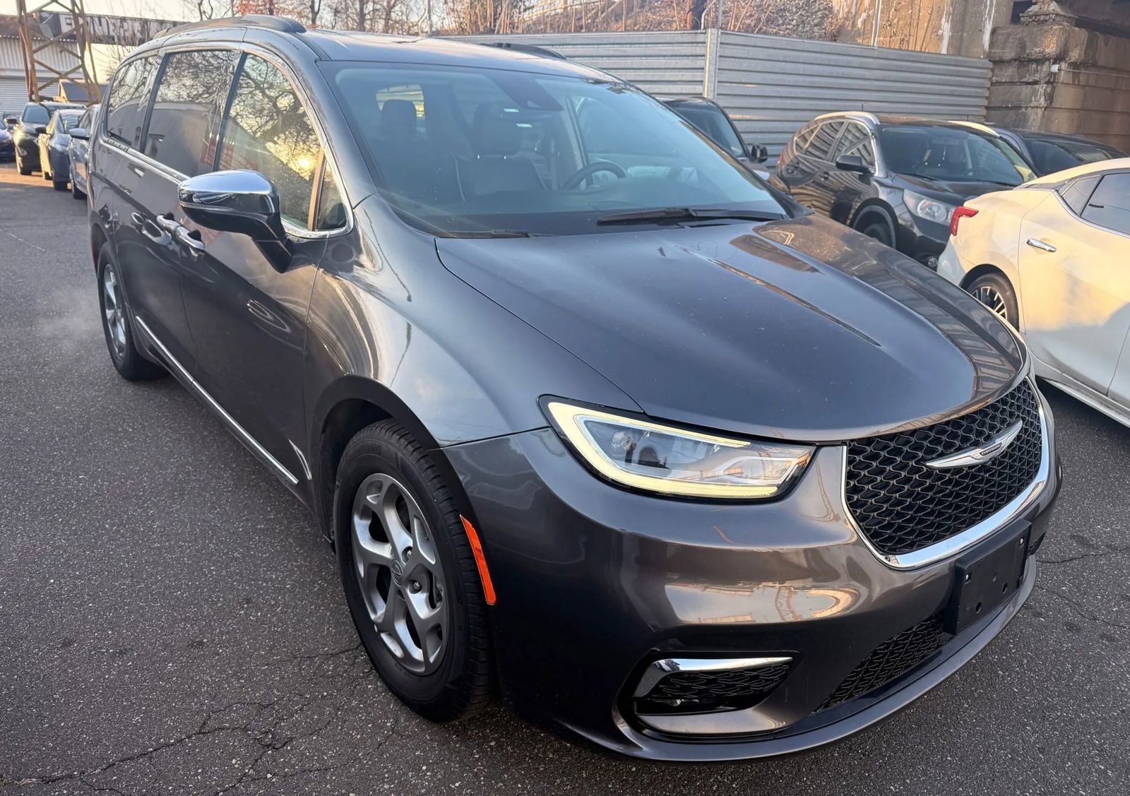 Used 2023 Chrysler Pacifica Limited image 3