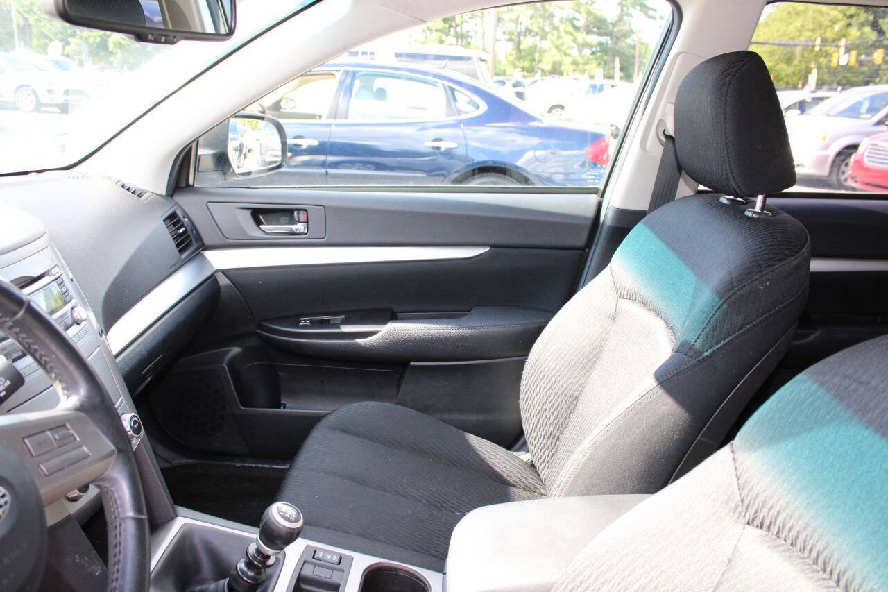 Used 2011 Subaru Outback 2.5i Premium w/ All-Weather Pkg AWD/4WD image 14