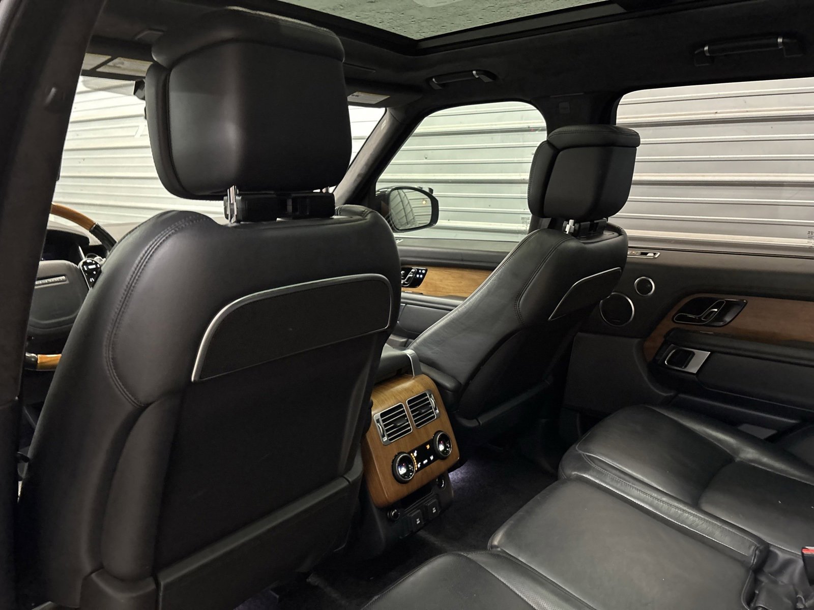 Used 2018 Land Rover Range Rover Autobiography image 26