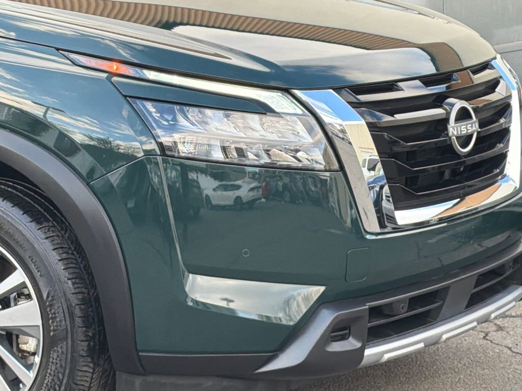 Used 2025 Nissan Pathfinder SL image 4