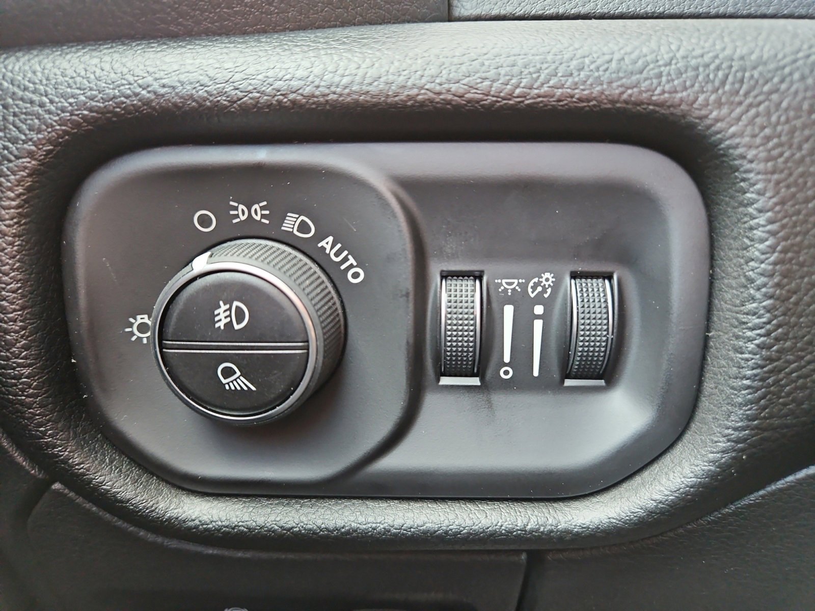 New 2025 RAM 1500 4x4 Crew Cab image 23
