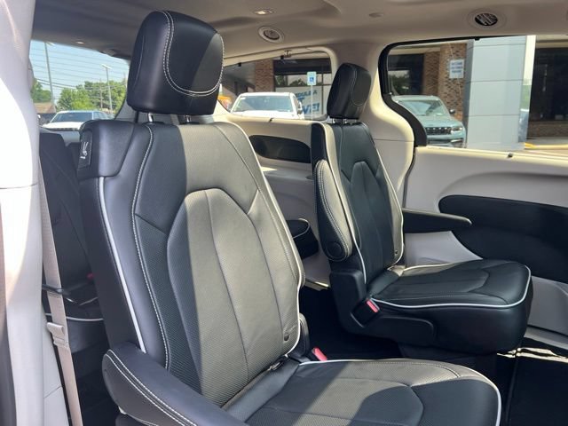 Used 2024 Chrysler Pacifica Limited AWD/4WD image 28