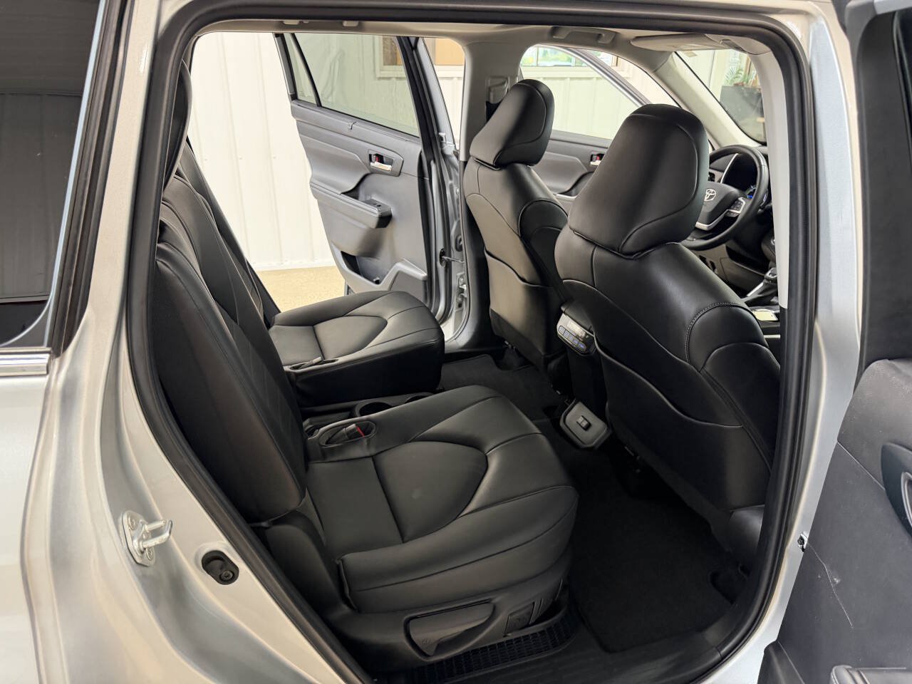 Used 2022 Toyota Highlander XLE AWD/4WD image 13