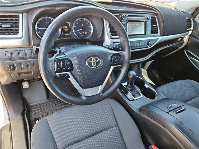 Used 2019 Toyota Highlander LE w/ Carpet Mat Package (TMS) image 10
