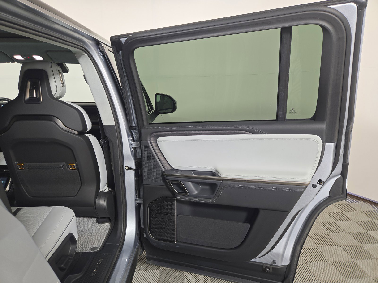 Used 2024 Rivian R1S Adventure image 19