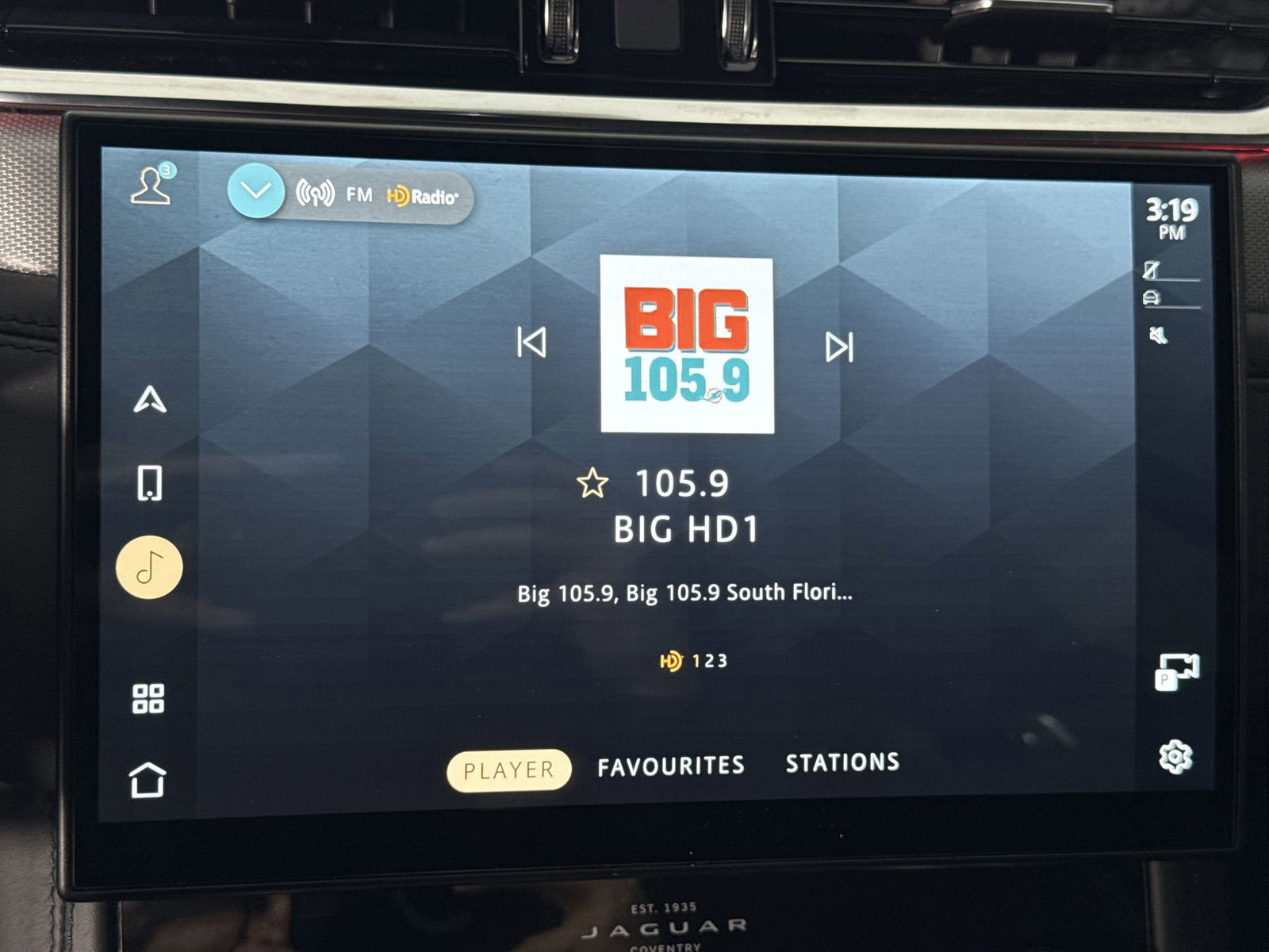 Used 2021 Jaguar F-PACE SVR image 16