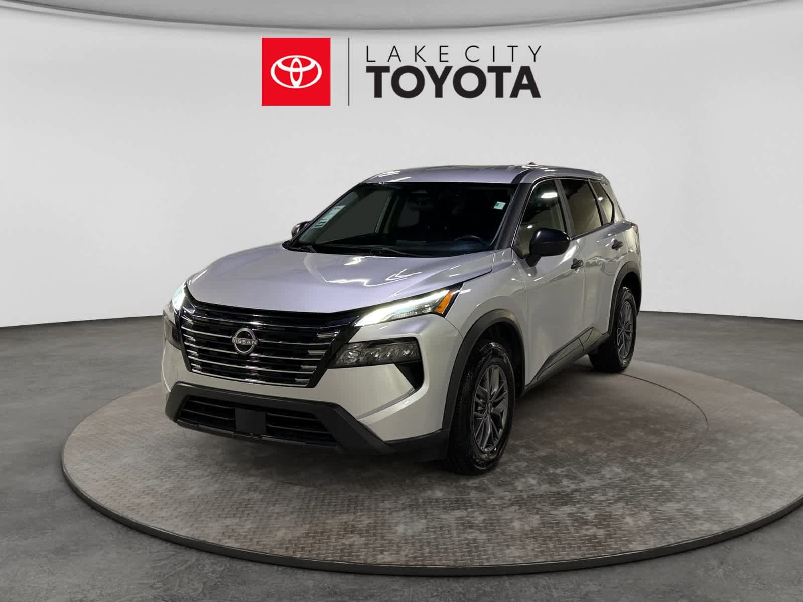 Used 2024 Nissan Rogue S AWD/4WD image 1