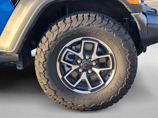 Used 2025 Jeep Wrangler Sport AWD/4WD image 18