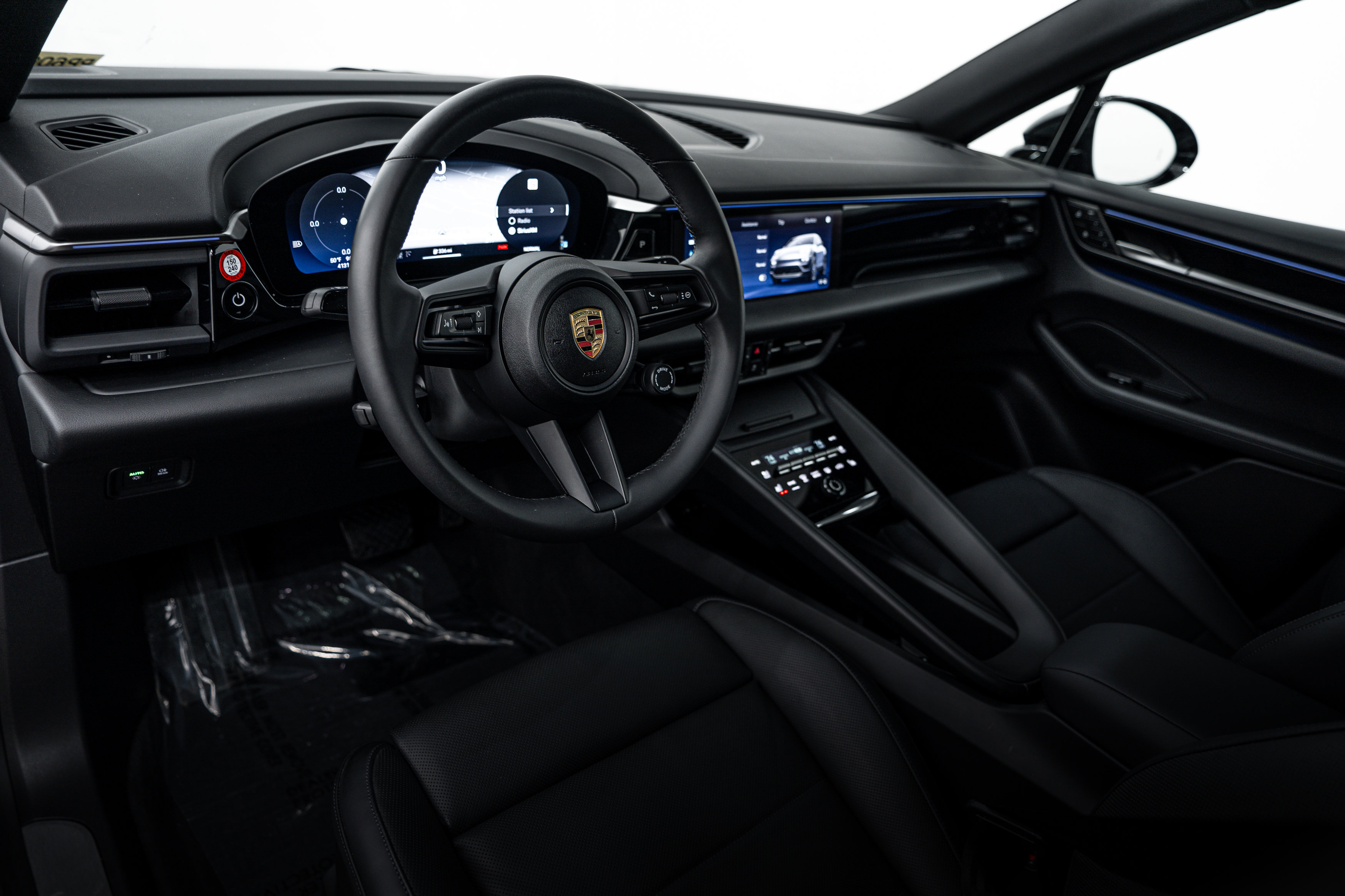 Certified 2025 Porsche Macan 4 Electric AWD/4WD image 4