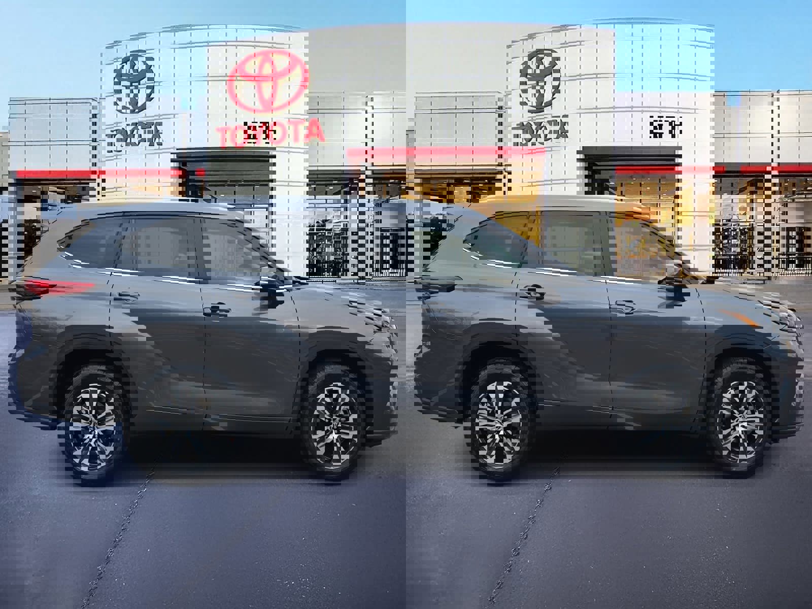 Certified 2023 Toyota Highlander XLE image 4