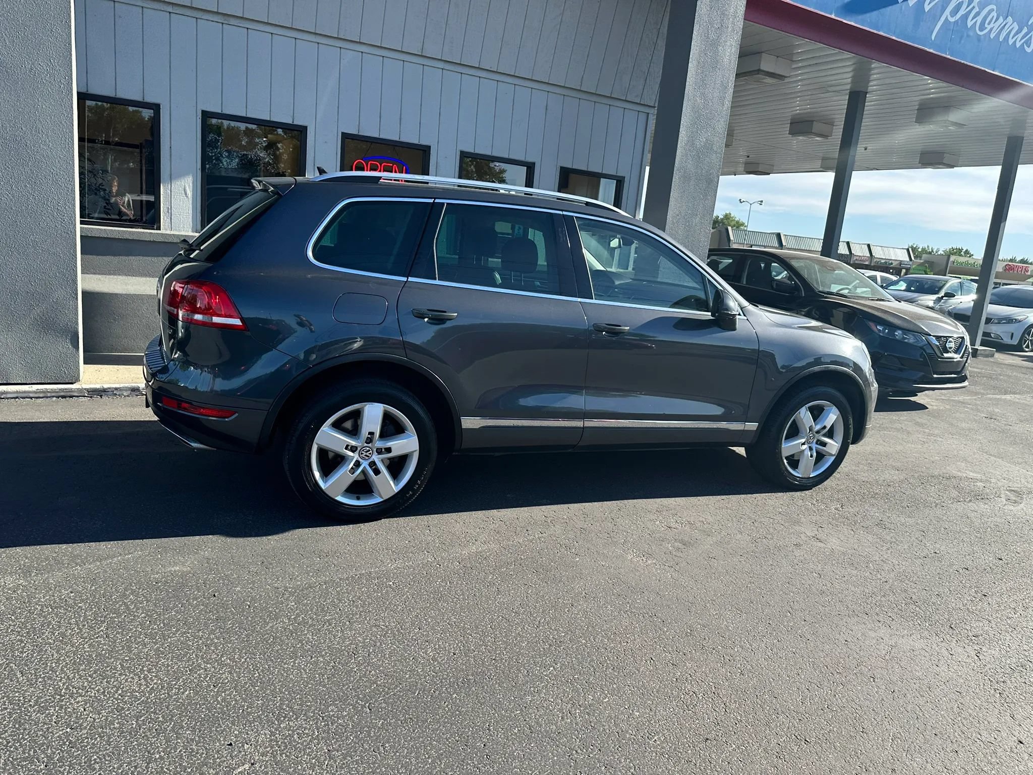 Used 2014 Volkswagen Touareg TDI AWD/4WD image 35