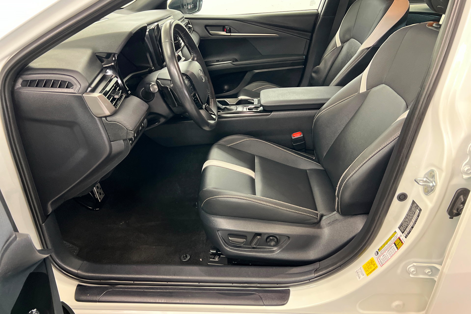 Used 2025 Toyota Camry SE FWD image 17