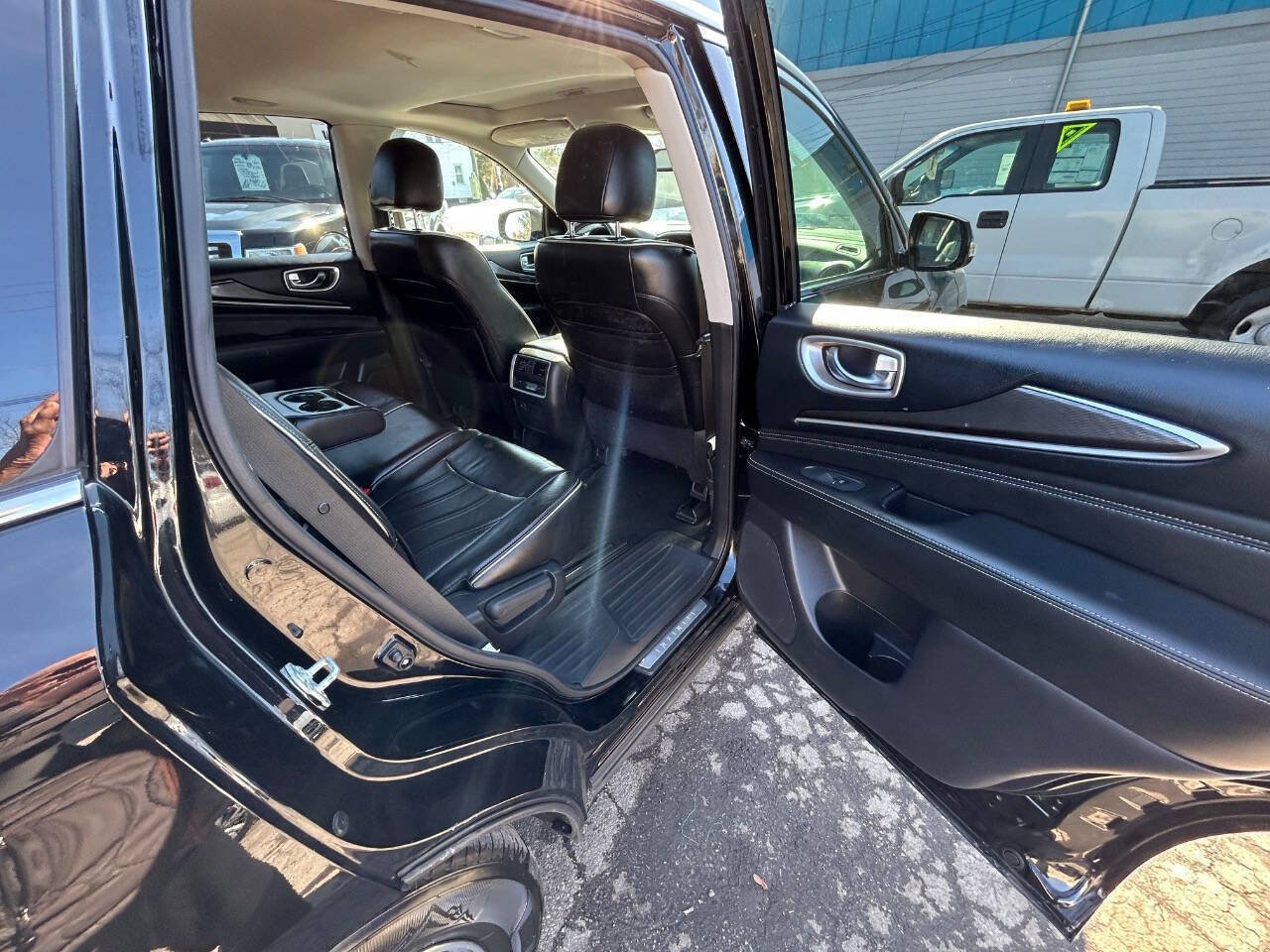 Used 2017 INFINITI QX60 AWD w/ Premium Package image 8